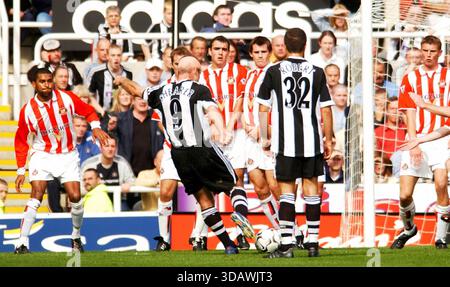 Vom 21/09/2002 feuert Alan Shearer aus Newcastle den Ball durch die Sunderland-Mauer vom Freistoß am Rand der Box, um United`s zweites Tor gegen ihre lokalen Rivalen zu erzielen. Stockfoto